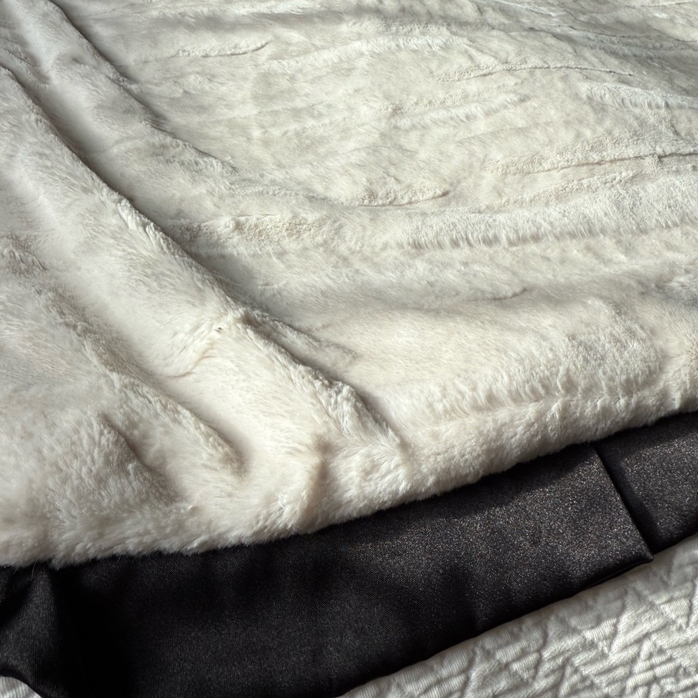 Minky Couture White and Black Blanket with Tropical Pineapple Design - Picture 5 of 5